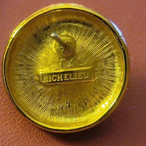 Elegant Vintage Richelieu Black Circle and Gold Tone Pierced Earrings - Picture 3 of 4